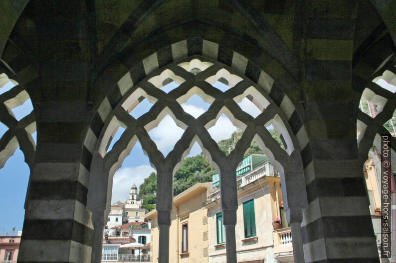 Arcs mauresques de la façade de la cathédrale d'Amalfi. Photo © André M. Winter