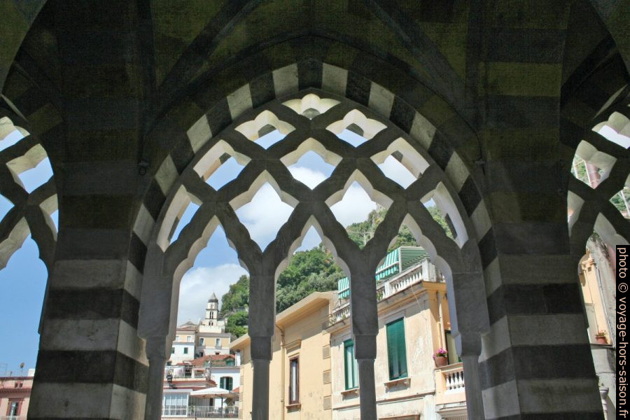 Arcs mauresques de la façade de la cathédrale d'Amalfi. Photo © André M. Winter