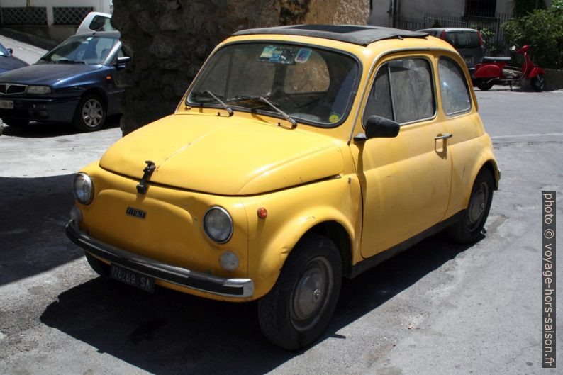 Fiat 500 jaune décapotable. Photo © André M. Winter