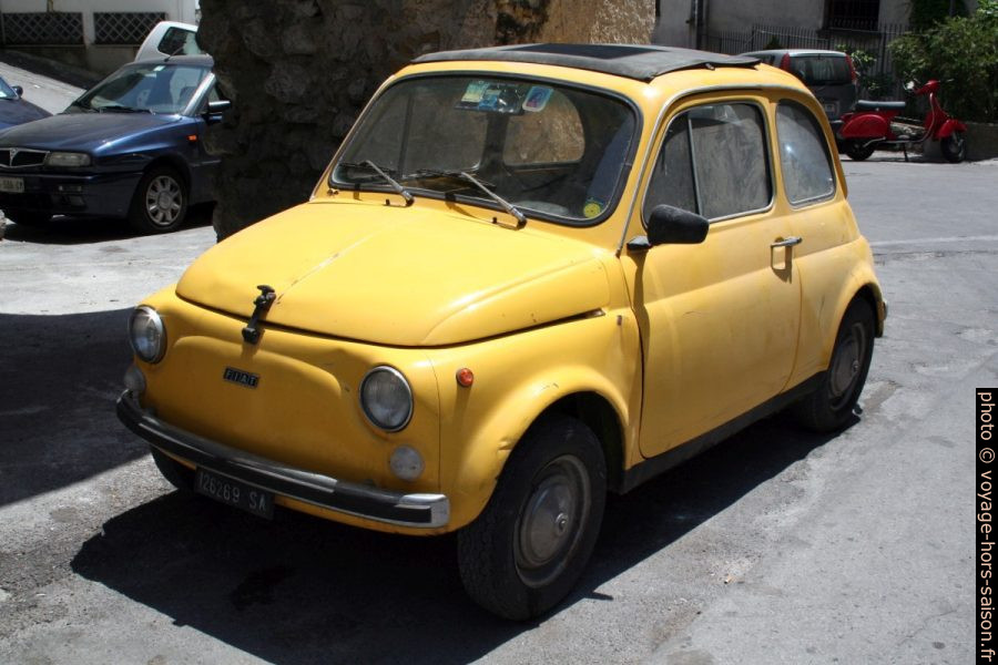 Fiat 500 jaune décapotable. Photo © André M. Winter