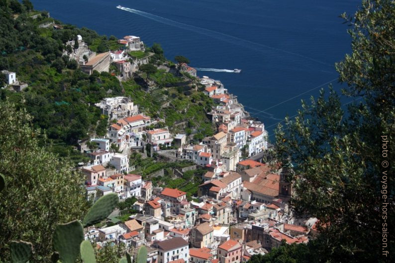 Vue plongeante sur le versant est d'Amalfi. Photo © André M. Winter