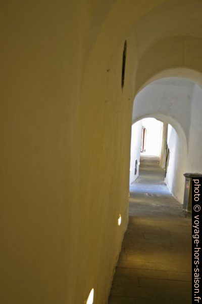 Couloir piéton parallèle aux rues dans le centre d'Amalfi. Photo © André M. Winter