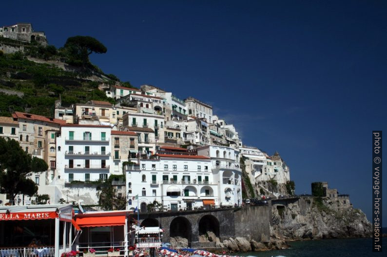 Les maisons à l'est du centre d'Amalfi. Photo © André M. Winter
