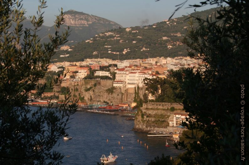 Sorrento et le Monte Vico Alvano. Photo © André M. Winter