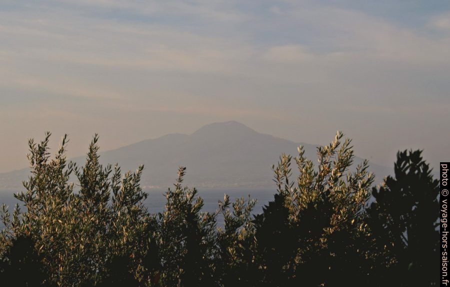 Le Vésuve vu en fin d'après-midi par dessus le Golfe de Naples. Photo © André M. Winter