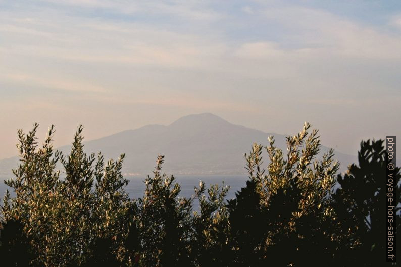 Le Vésuve vu en fin d'après-midi par-dessus la Baie de Naples. Photo © André M. Winter