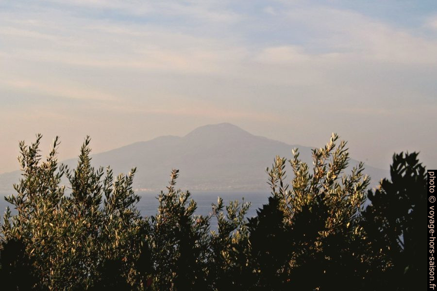 Le Vésuve vu en fin d'après-midi par-dessus la Baie de Naples. Photo © André M. Winter