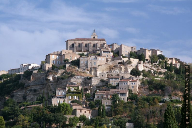 Maisons de Gordes accrochées au rocher. Photo © André M. Winter