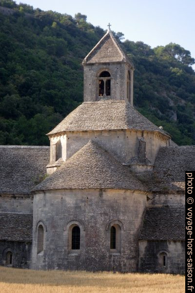 Eglise abbatiale de Sénanque sous les premiers rayons de soleil. Photo © André M. Winter