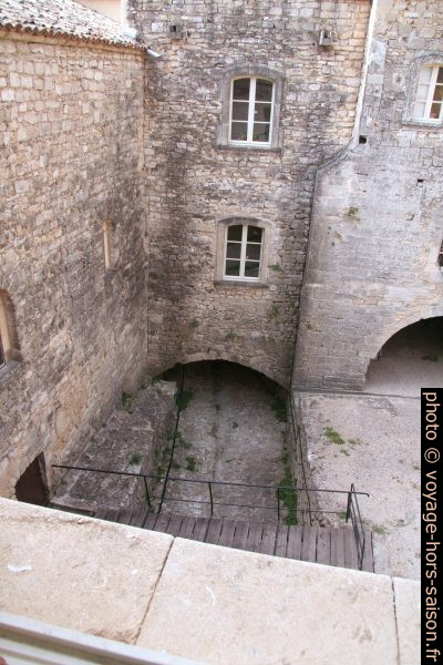 Sénancole coffrée dans l'Abbaye Sénanque. Photo © André M. Winter