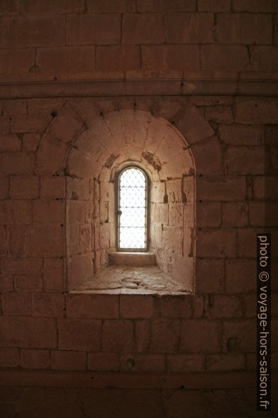 Fenêtre dans le dortoir de l'Abbaye Sénanque. Photo © André M. Winter