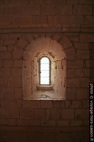 Fenêtre dans le dortoir de l'Abbaye Sénanque. Photo © André M. Winter