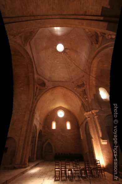 Transept et coupole de l'église abbatiale de l'abbaye de Sénanque. Photo © André M. Winter