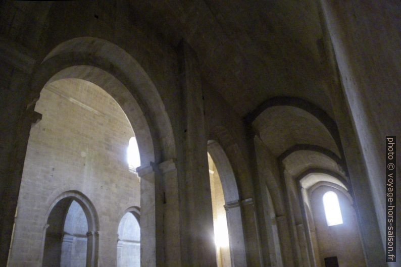 Collatéral ouest de l'église abbatiale de l'abbaye de Sénanque. Photo © André M. Winter