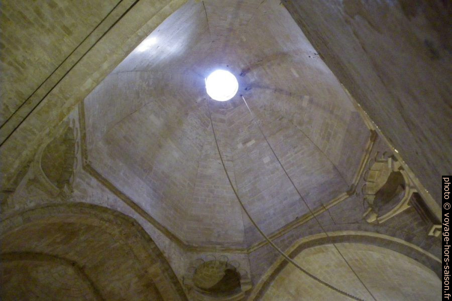 Coupole sur la croisée du transept de l'église abbatiale de l'abbaye de Sénanque. Photo © André M. Winter