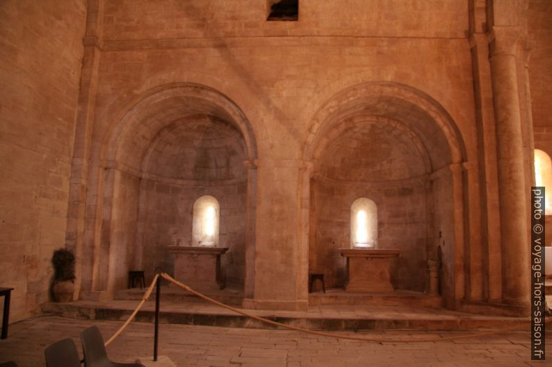 Chapelles du transept de l'église abbatiale de l'abbaye de Sénanque. Photo © Alex Medwedeff