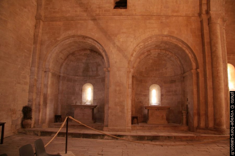 Chapelles du transept de l'église abbatiale de l'abbaye de Sénanque. Photo © Alex Medwedeff