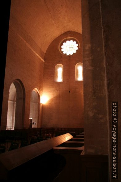 Vaisseau central de l'église abbatiale de l'abbaye de Sénanque. Photo © Alex Medwedeff