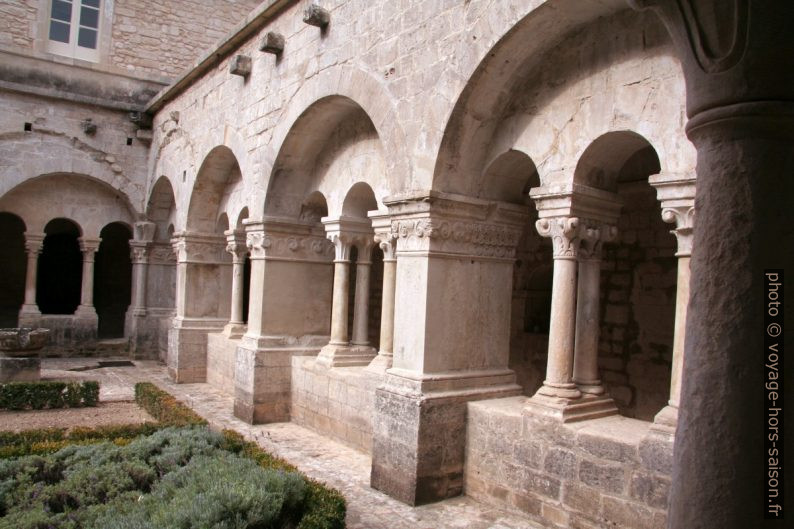 Cloître roman de l'Abbaye de Sénanque. Photo © André M. Winter