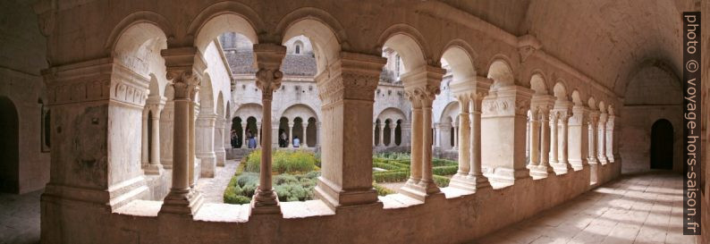 Cloître de l'Abbaye de Sénanque. Photo © André M. Winter