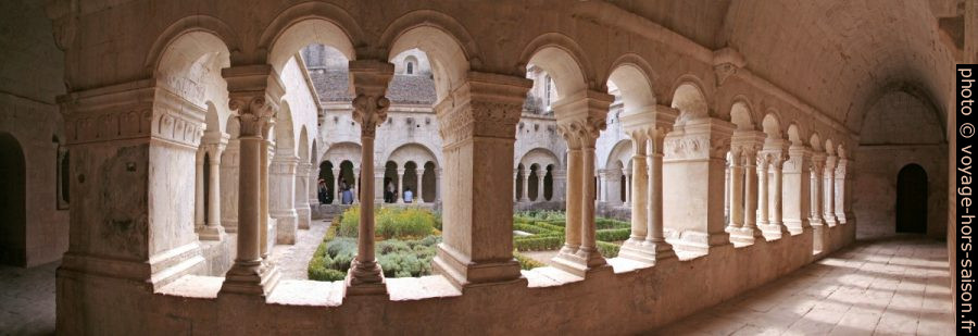 Cloître de l'Abbaye de Sénanque. Photo © André M. Winter
