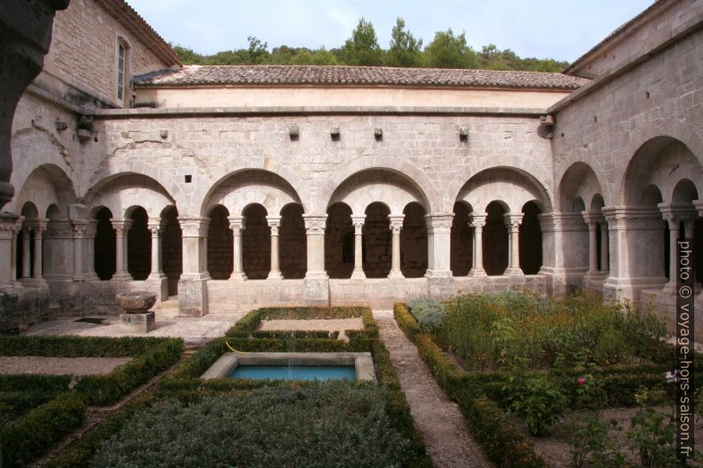 Jardin du cloître de l'Abbaye de Sénanque. Photo © Alex Medwedeff