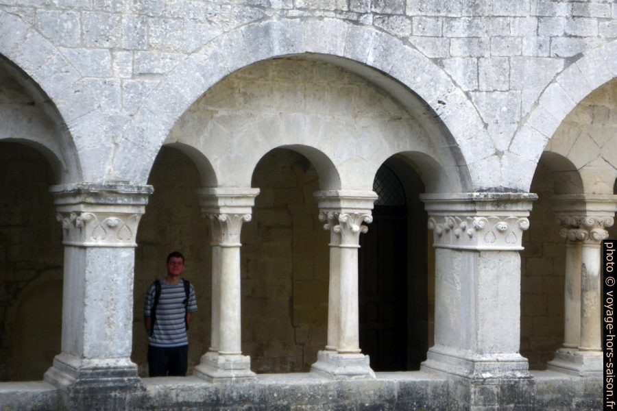 André entre les arcades du cloître de l'Abbaye de Sénanque. Photo © Alex Medwedeff