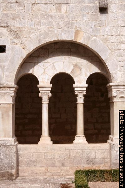 Arcades du cloître de l'Abbaye de Sénanque. Photo © Alex Medwedeff