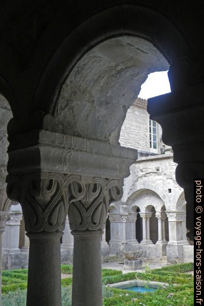 Chapiteaux aux motifs végétaux du cloître de l'Abbaye de Sénanque. Photo © André M. Winter