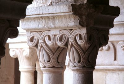 Chapiteaux aux motifs végétaux du cloître de l'Abbaye de Sénanque. Photo © André M. Winter