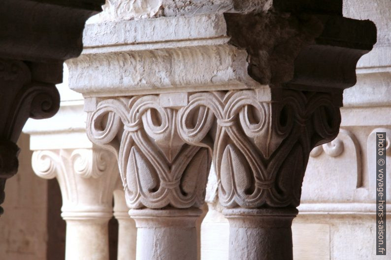 Chapiteaux aux motifs végétaux du cloître de l'Abbaye de Sénanque. Photo © André M. Winter