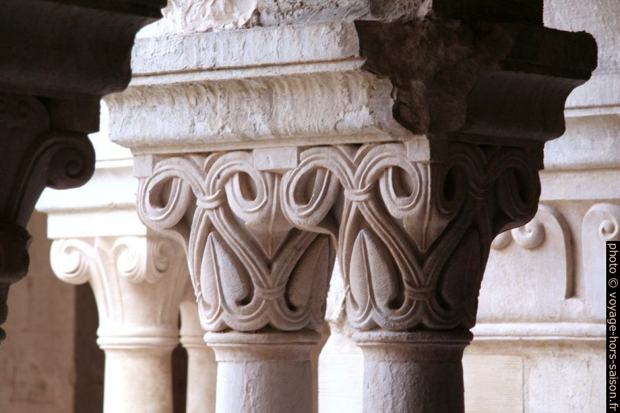 Chapiteaux aux motifs végétaux du cloître de l'Abbaye de Sénanque. Photo © André M. Winter