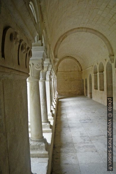 Couloir du cloître de l'Abbaye de Sénanque. Photo © André M. Winter