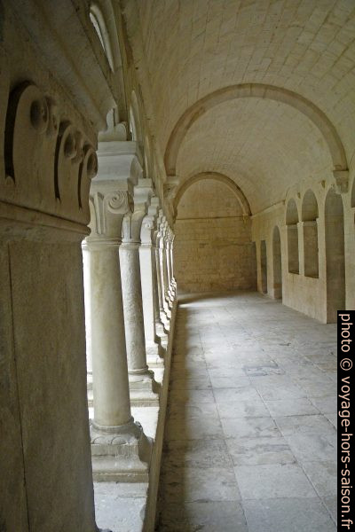 Couloir du cloître de l'Abbaye de Sénanque. Photo © André M. Winter