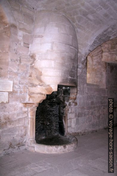 Cheminée du chauffoir de l'Abbaye de Sénanque. Photo © André M. Winter