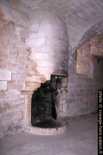 Cheminée du chauffoir de l'Abbaye de Sénanque. Photo © André M. Winter