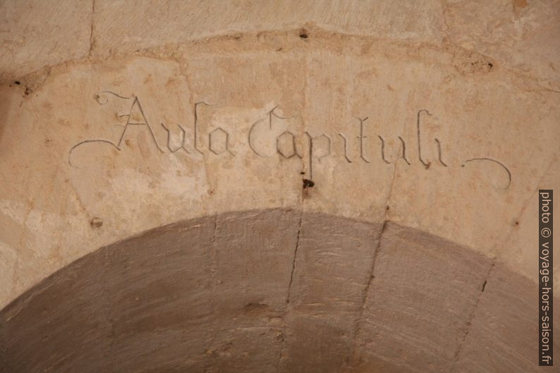 Inscription Aula Capituli dans l'Abbaye de Sénanque. Photo © André M. Winter