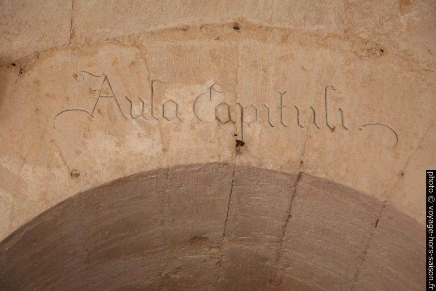 Inscription Aula Capituli dans l'Abbaye de Sénanque. Photo © André M. Winter