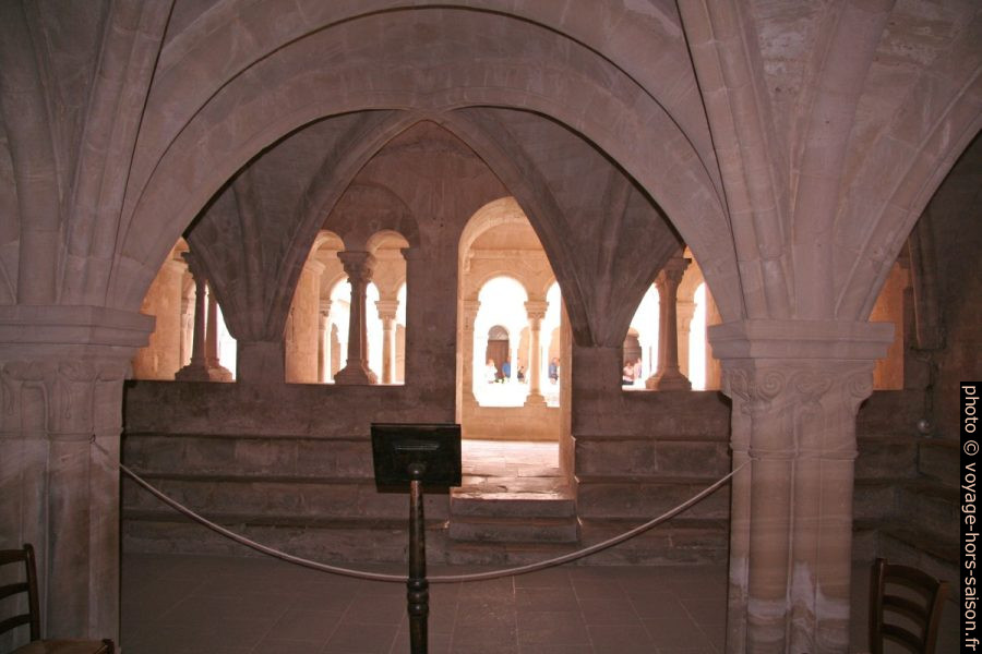 Vue de la salle capitulaire sur le cloître de l'Abbaye de Sénanque. Photo © André M. Winter