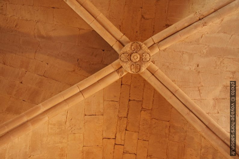 Clé de voûte simplement décorée dans la salle capitulaire l'Abbaye de Sénanque. Photo © André M. Winter