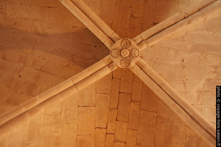 Clé de voûte simplement décorée dans la salle capitulaire l'Abbaye de Sénanque. Photo © André M. Winter