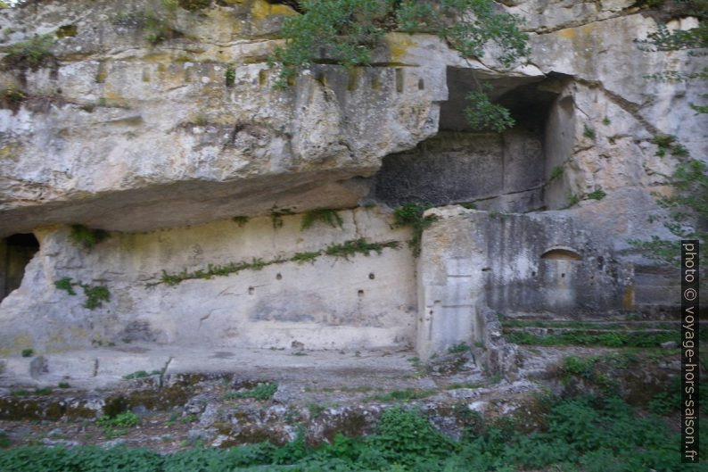 Partie nord de la nécropole paléochrétienne de Carluc taillé dans la roche. Photo © André M. Winter