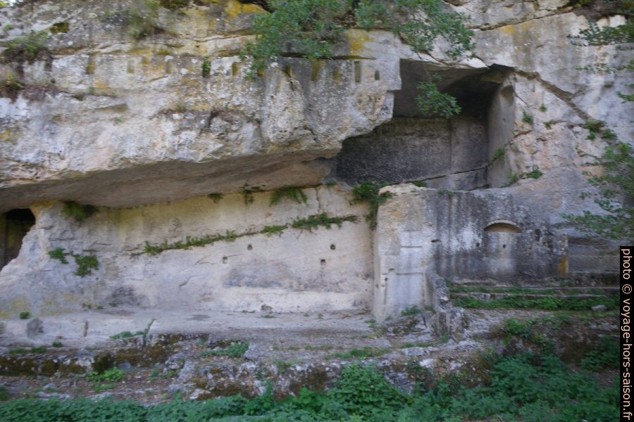 Partie nord de la nécropole paléochrétienne de Carluc taillé dans la roche. Photo © André M. Winter