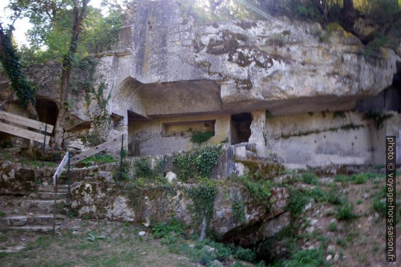 Vue des aménagements troglodytiques de Carluc. Photo © André M. Winter