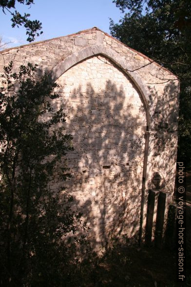 Arc ogival de l'église médiévale de Carluc. Photo © Alex Medwedeff