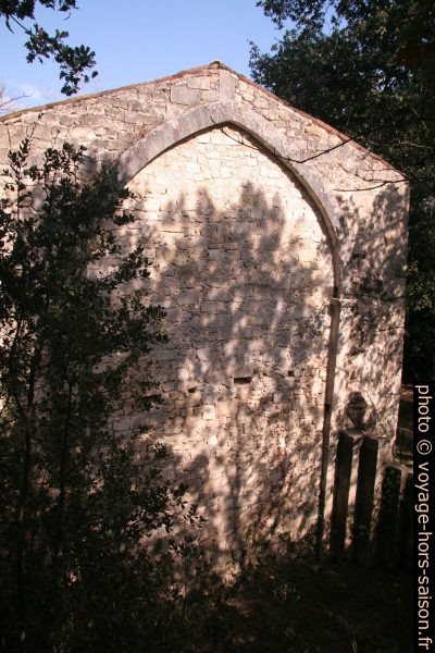 Arc ogival de l'église médiévale de Carluc. Photo © Alex Medwedeff