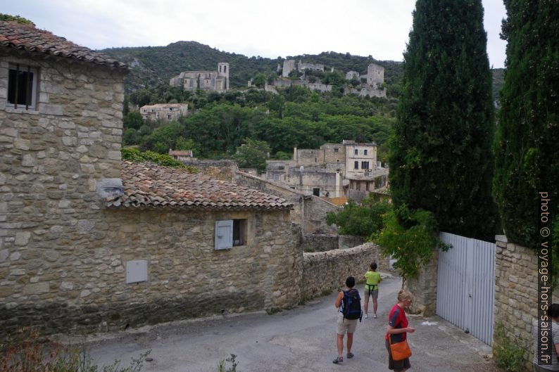 Vue vers Oppède-le-Vieux. Photo © André M. Winter