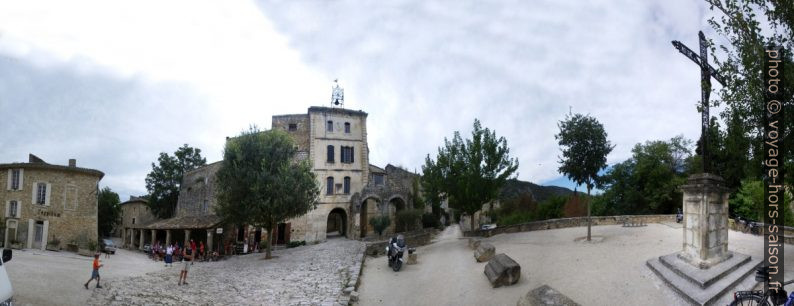 L'actuelle place centrale d'Oppède-le-Vieux. Photo © André M. Winter