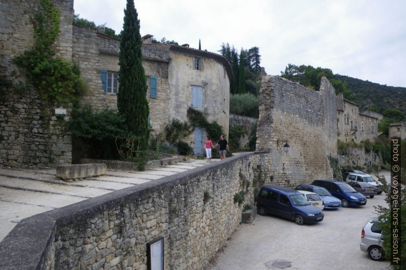 Maisons à Oppède-le-Vieux et parking de riverains. Photo © André M. Winter