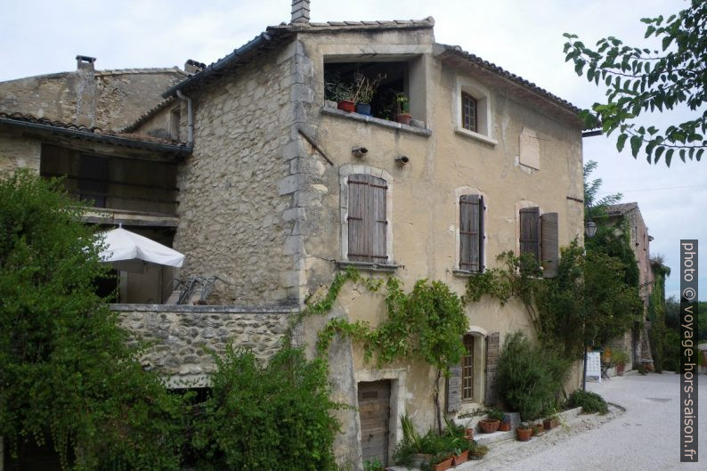 Maisons extra-muros à Oppède-le-Vieux. Photo © André M. Winter